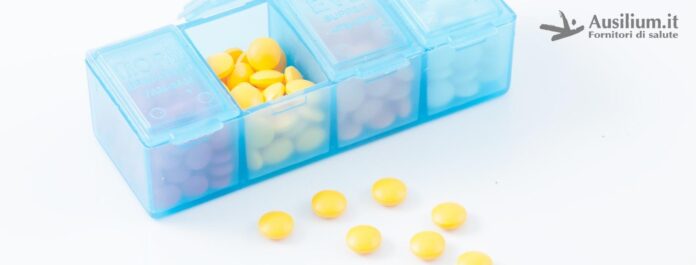 portapille azzurro aperto con pillole gialle